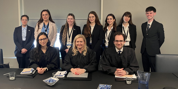 Das Wiener Jessup-Team von 2025 nach einer Runde bei den internationalen Runden in Washington, D.C.